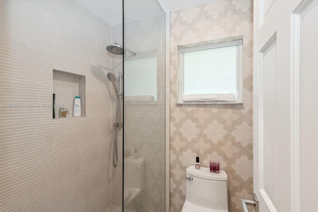 7395 SW 166th St, Palmetto Bay, FL 33157 - bathroom featuring a tile shower, toilet, and wallpapered walls