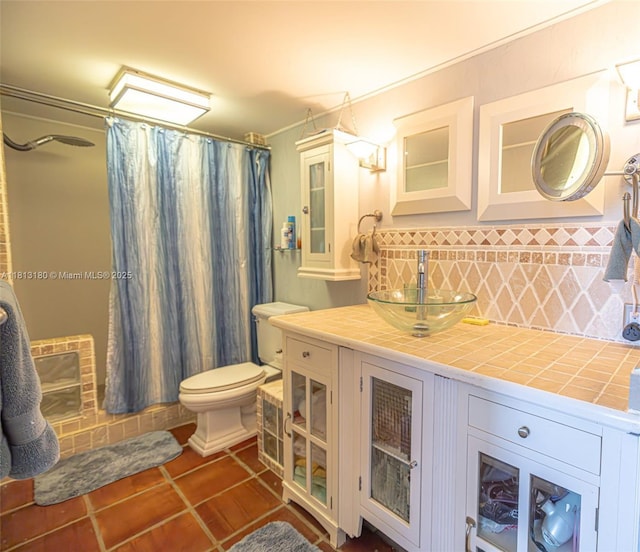 2841 N Ocean Blvd Unit 1801, Fort Lauderdale, FL 33308 - full bath featuring decorative backsplash, toilet, tile patterned floors, vanity, and a shower with curtain