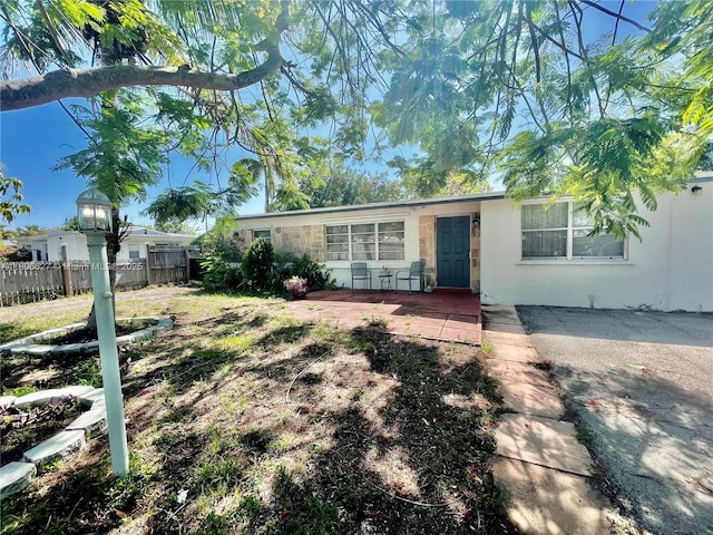2465 NE 15th Ave, Pompano Beach, FL 33064 - ranch-style house featuring stucco siding