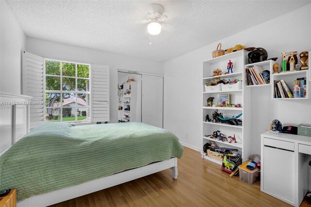 9280 Boca Gardens Pkwy Unit B, Boca Raton, FL 33496 - bedroom featuring wood finished floors, a textured ceiling, ceiling fan, and a closet