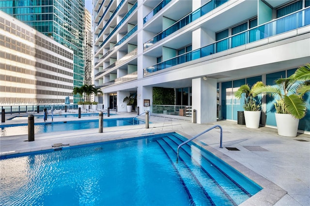200 Biscayne Boulevard Way Unit 3904, Miami, FL 33131 - community pool with a patio