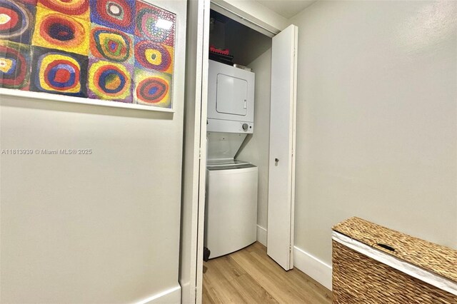 690 SW 1st Ct Unit 1006, Miami, FL 33130 - laundry room featuring estacked washer and dryer, light wood-style flooring, and baseboards