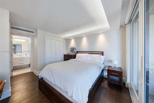 2901 S Bayshore Dr Unit 17G/H, Miami, FL 33133 - bedroom featuring dark wood-style floors, connected bathroom, baseboards, a closet, and recessed lighting