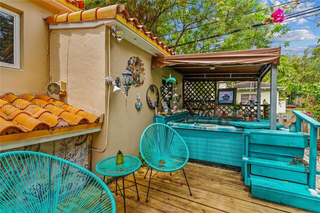 461 Morningside Dr, Miami Springs, FL 33166 - wooden deck featuring a jacuzzi
