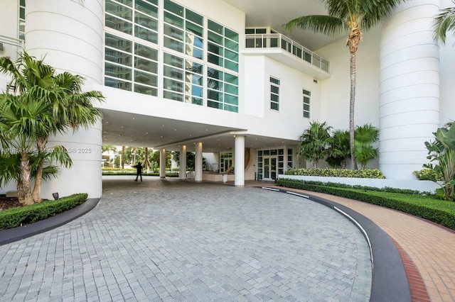 900 Brickell Key Blvd Unit 1702, Miami, FL 33131 - view of home's community featuring a carport and curved driveway