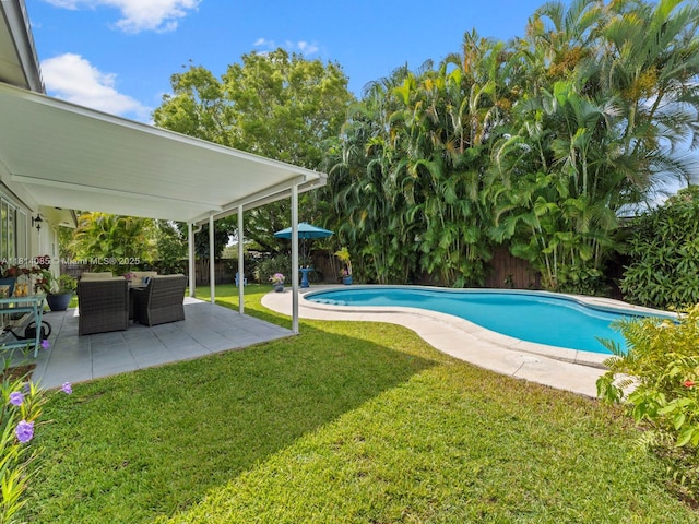 9200 SW 178th Ter, Palmetto Bay, FL 33157 - swimming pool with a patio area and outdoor lounge area