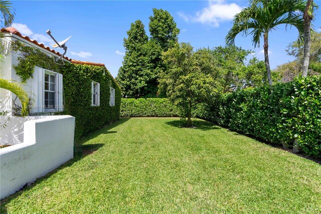 1105 NE 119th St, Biscayne Park, FL 33161 - view of grassy yard