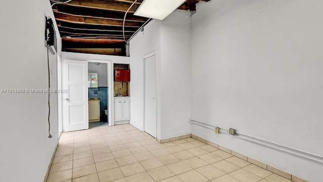 435 NW 44th Ave, Miami, FL 33126 - empty room featuring light tile patterned floors and washer / clothes dryer
