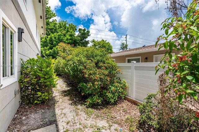 817 NW 3rd Ave, Fort Lauderdale, FL 33311 - view of yard