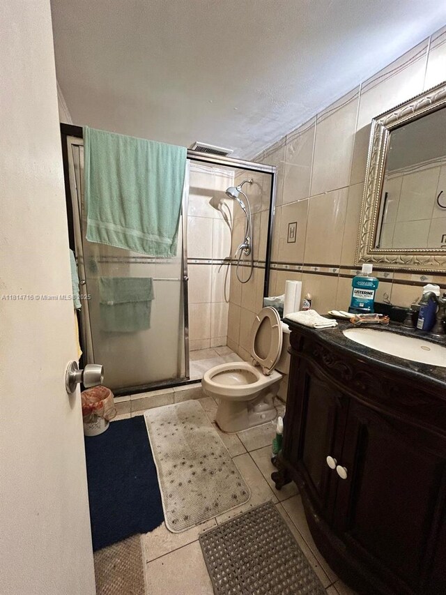920 Ne 199th St 2S Apt 217, Miami, FL 33179 - full bath featuring tile patterned flooring, a stall shower, vanity, and tile walls