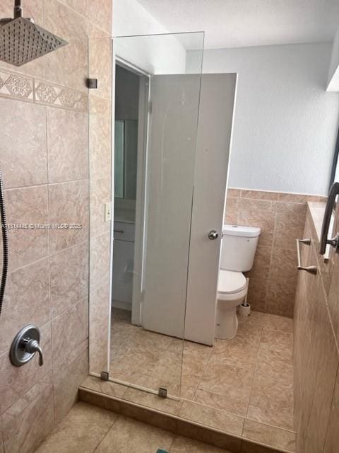 958 Mockingbird Ln Unit 511, Plantation, FL 33324 - full bath featuring tiled shower, tile walls, toilet, and tile patterned floors