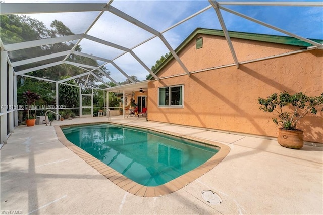 4559 Springview Cir, La Belle, FL 33935 - swimming pool featuring a patio area, ceiling fan, and glass enclosure