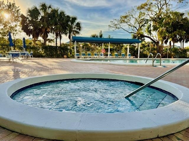 4001 Hillcrest Dr Unit 1014, Hollywood, FL 33021 - community pool with a community hot tub