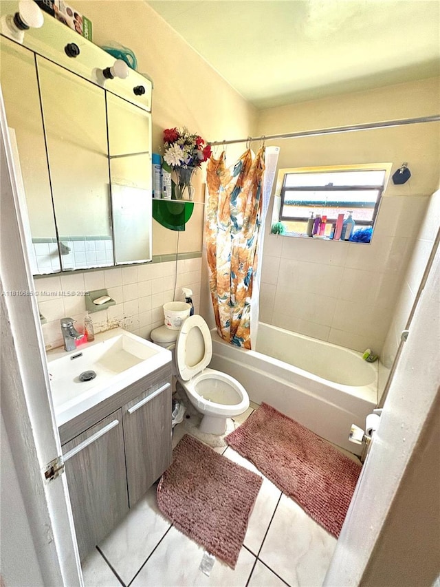 4781 NW 19th Ct, Lauderhill, FL 33313 - bathroom featuring vanity, shower / bath combination with curtain, toilet, and tile walls