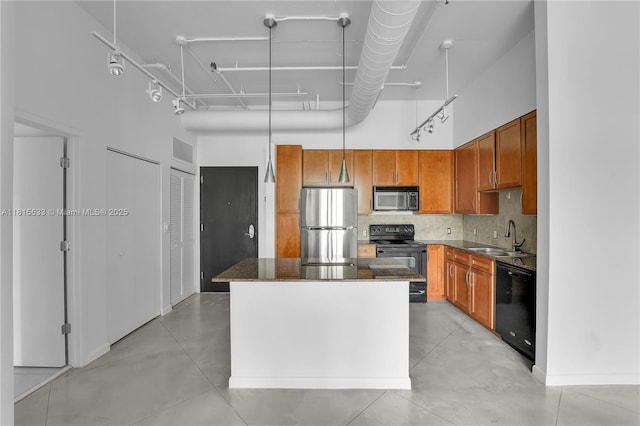 2001 Biscayne Blvd Unit 2305, Miami, FL 33137 - kitchen featuring black appliances, a sink, a high ceiling, a kitchen island, and brown cabinets