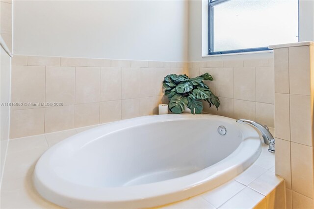 724 SE 37th Ave, Homestead, FL 33033 - bathroom featuring a garden tub