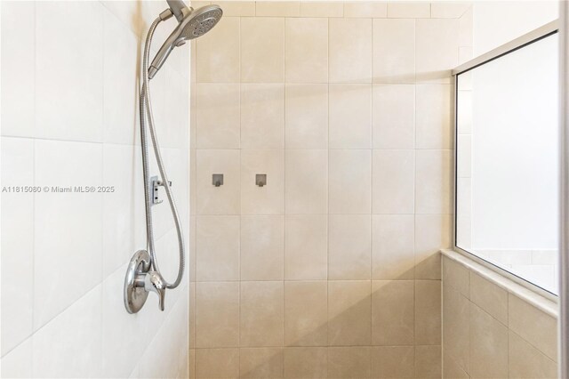 724 SE 37th Ave, Homestead, FL 33033 - bathroom with a tile shower