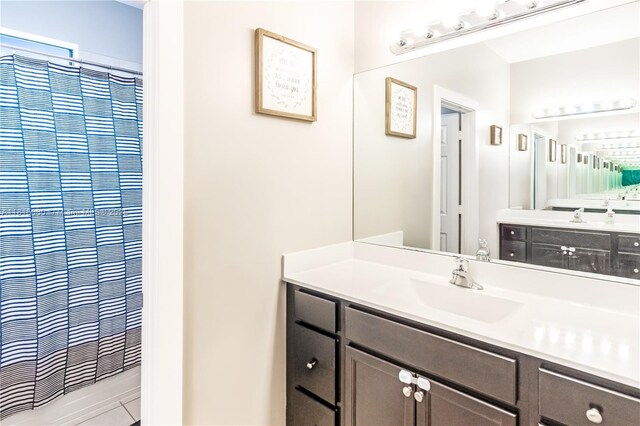 724 SE 37th Ave, Homestead, FL 33033 - full bath with a heating unit, vanity, and a shower with curtain