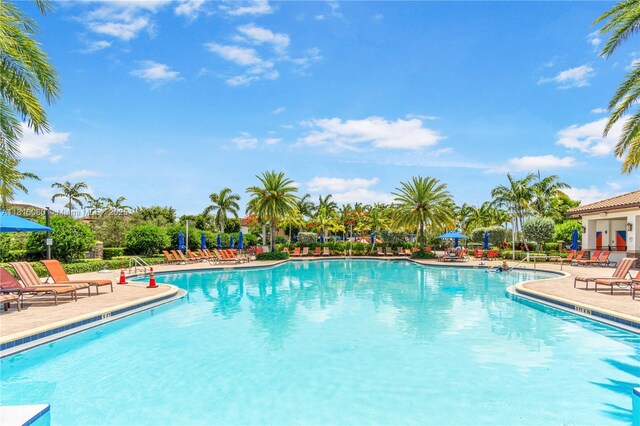 724 SE 37th Ave, Homestead, FL 33033 - community pool with a patio area