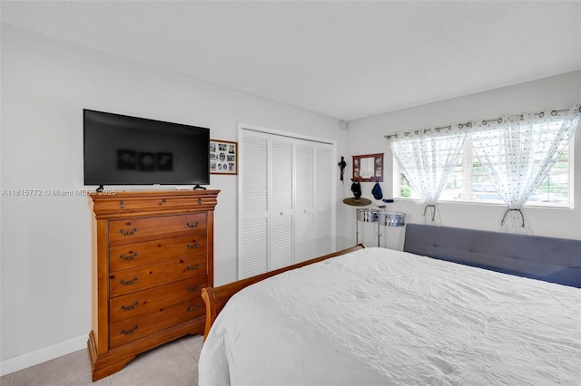 3301 S Palm Aire Dr Unit 106, Pompano Beach, FL 33069 - bedroom featuring light tile patterned floors, multiple windows, a closet, and baseboards