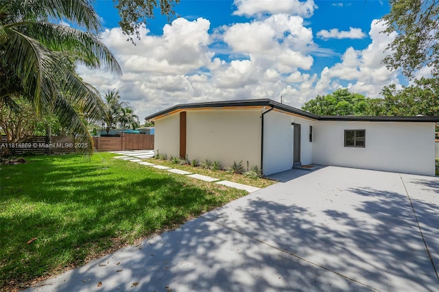 3105 SW 16th St, Fort Lauderdale, FL 33312 - view of side of home featuring stucco siding and concrete driveway