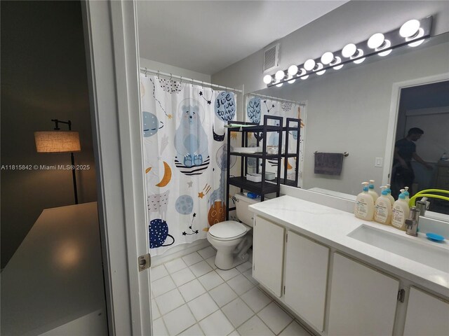 10875 NW 8th St, Pembroke Pines, FL 33026 - full bath featuring tile patterned flooring, vanity, toilet, and a shower with curtain