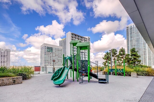 88 SW 7th St Unit 1205, Miami, FL 33130 - view of community jungle gym