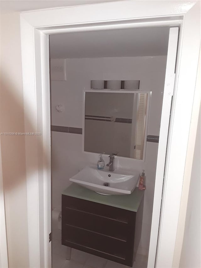 250 180th Dr Unit 159, Sunny Isles Beach, FL 33160 - bathroom with vanity