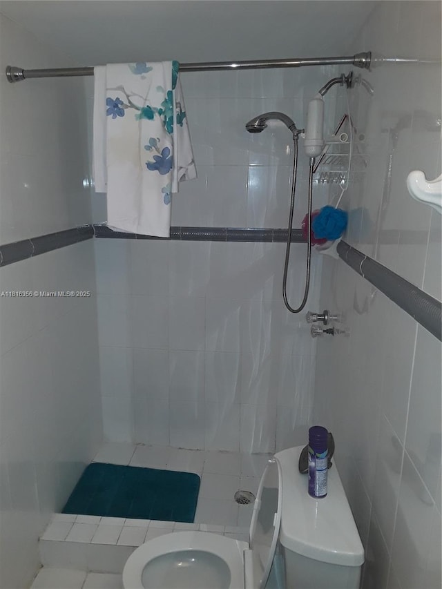250 180th Dr Unit 159, Sunny Isles Beach, FL 33160 - bathroom featuring toilet and a tile shower
