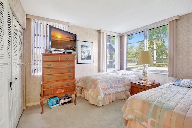 9510 Seagrape Dr Unit 101, Davie, FL 33324 - bedroom featuring carpet, wallpapered walls, multiple windows, and a closet
