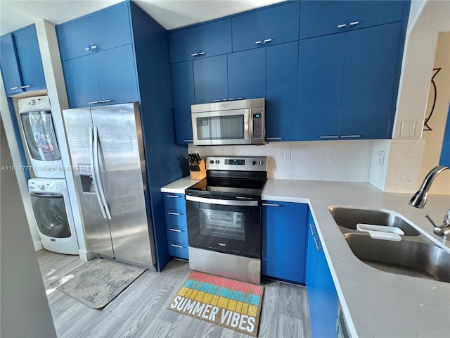 120 SW 109th Ave Unit 3, Sweetwater, FL 33174 - kitchen with stainless steel appliances, a sink, blue cabinetry, and light wood-type flooring