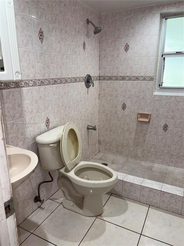 661 E 44th St, Hialeah, FL 33013 - full bath featuring a tile shower, tile patterned flooring, and tile walls