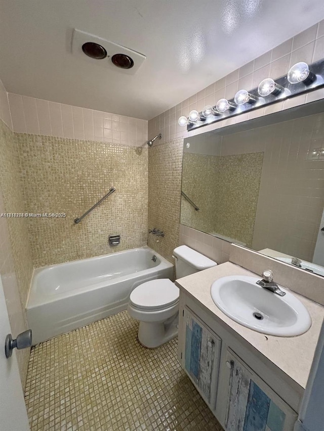 119 E Salisbury Unit E, West Palm Beach, FL 33417 - full bath featuring  shower combination, toilet, vanity, and tile patterned flooring