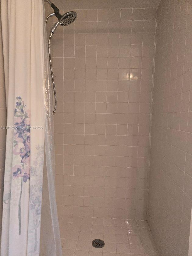 4560 SW 68th Ct Cir Unit 61-9, Miami, FL 33155 - full bath featuring tiled shower