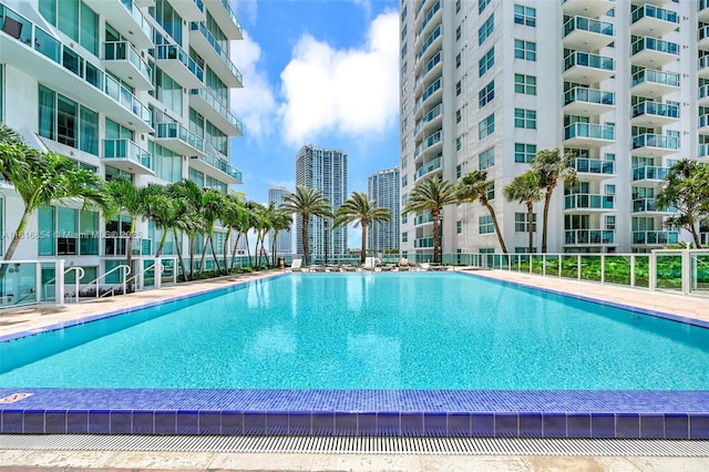 41 SE 5th St Unit 517, Miami, FL 33131 - view of community pool