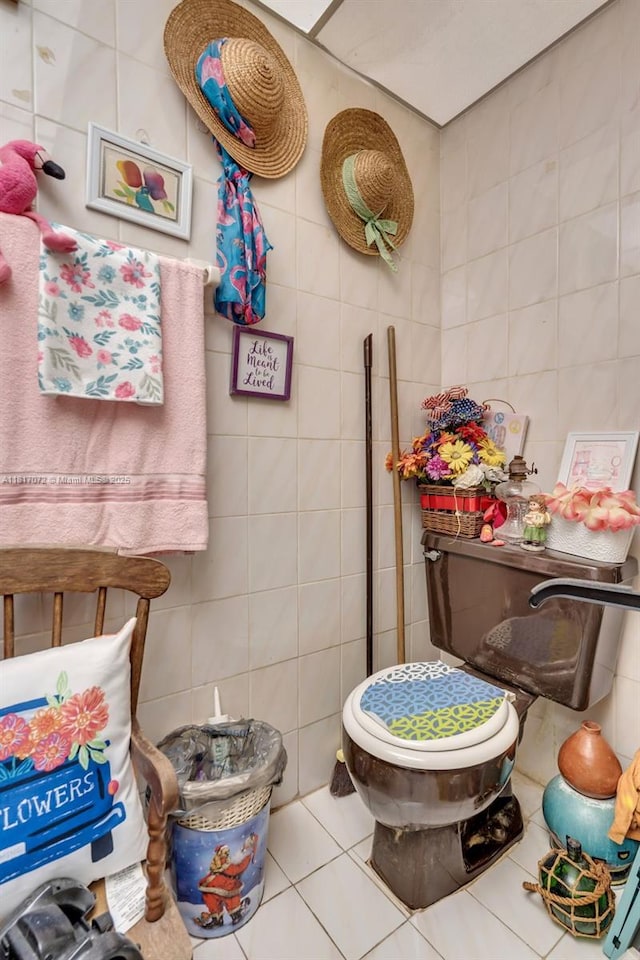 8635 NW 8th St Unit 104, Miami, FL 33126 - bathroom featuring tile walls and tile patterned flooring