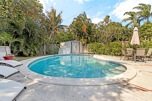1547 NE 38th St, Oakland Park, FL 33334 - view of swimming pool featuring a fenced backyard and a patio area