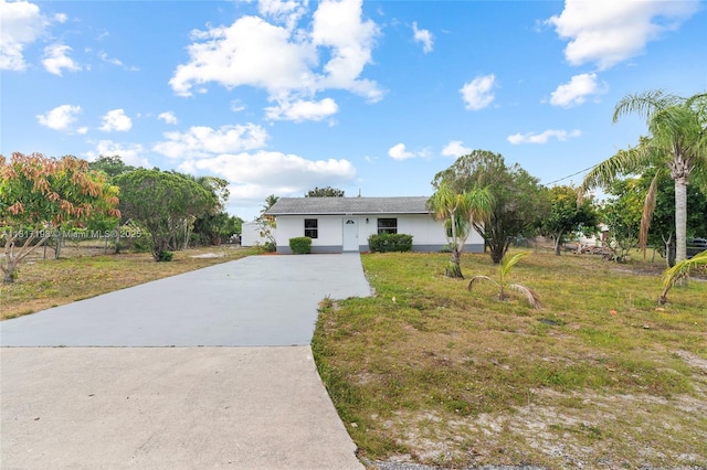 8510 SE Citrus Way, Hobe Sound, FL 33455 - ranch-style home with concrete driveway and a front lawn