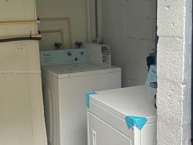 248 NW 69th St, Miami, FL 33150 - laundry area with washing machine and dryer and concrete block wall