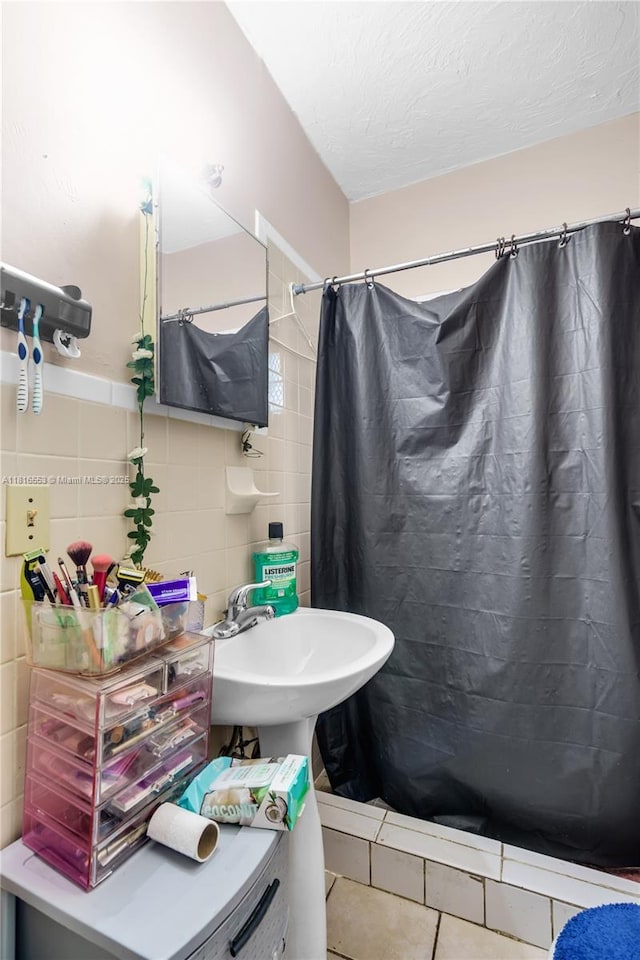 1478 SW 2nd St, Miami, FL 33135 - bathroom featuring tile walls, a shower with curtain, tile patterned floors, a textured ceiling, and a sink