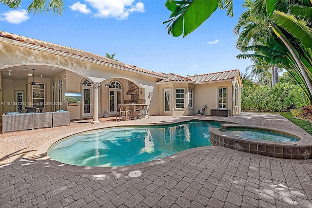 112 Segovia Way, Jupiter, FL 33458 - view of swimming pool featuring outdoor lounge area, a patio, a pool with connected hot tub, and ceiling fan