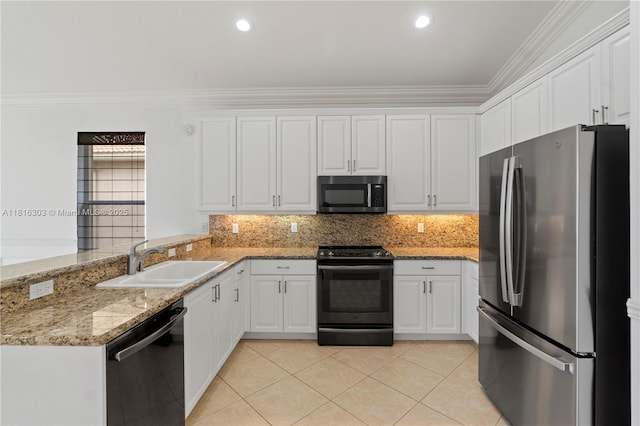 7215 Great Falls Cir, Boynton Beach, FL 33437 - kitchen with stainless steel appliances, a sink, a peninsula, white cabinetry, and ornamental molding