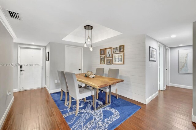 1100 SE 5th Ct Unit 87, Pompano Beach, FL 33060 - dining room featuring wood finished floors, baseboards, a tray ceiling, and recessed lighting