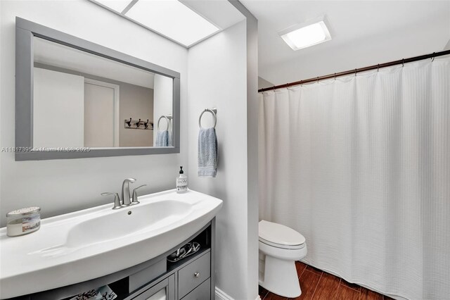 1100 SE 5th Ct Unit 87, Pompano Beach, FL 33060 - full bath with toilet, vanity, wood finished floors, and a shower with shower curtain