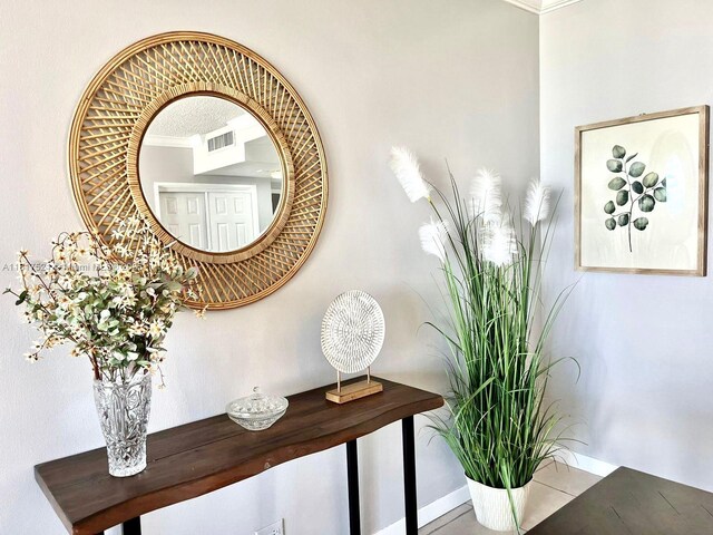 5601 Collins Ave Unit 923, Miami Beach, FL 33140 - detailed view of baseboards and ornamental molding