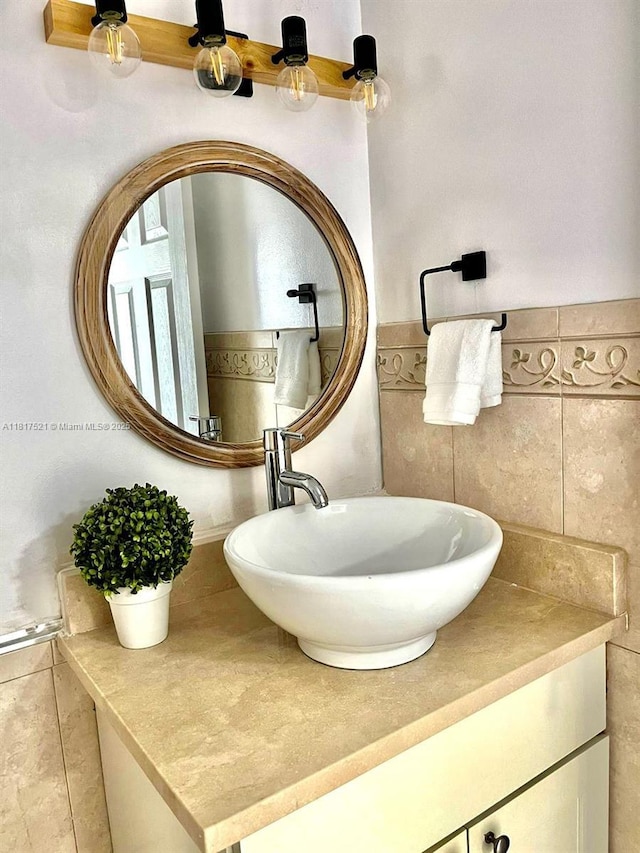 5601 Collins Ave Unit 923, Miami Beach, FL 33140 - bathroom with vanity