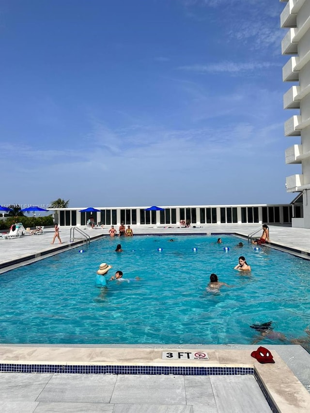 5601 Collins Ave Unit 923, Miami Beach, FL 33140 - view of community pool