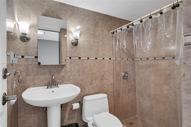 11020 SW 55th St, Miami, FL 33165 - bathroom featuring tiled shower, toilet, and tile walls