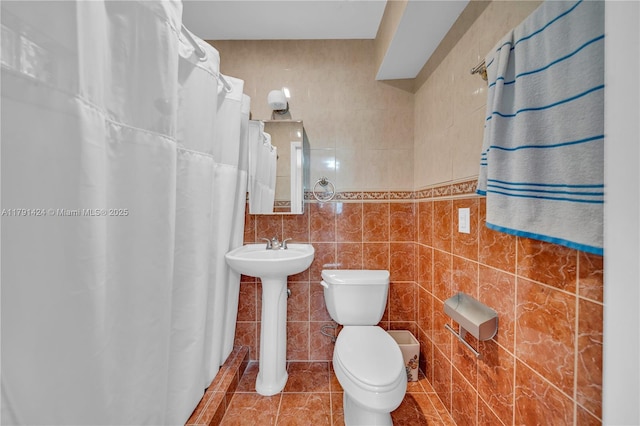 11020 SW 55th St, Miami, FL 33165 - full bath featuring toilet, a shower with shower curtain, tile walls, and tile patterned flooring