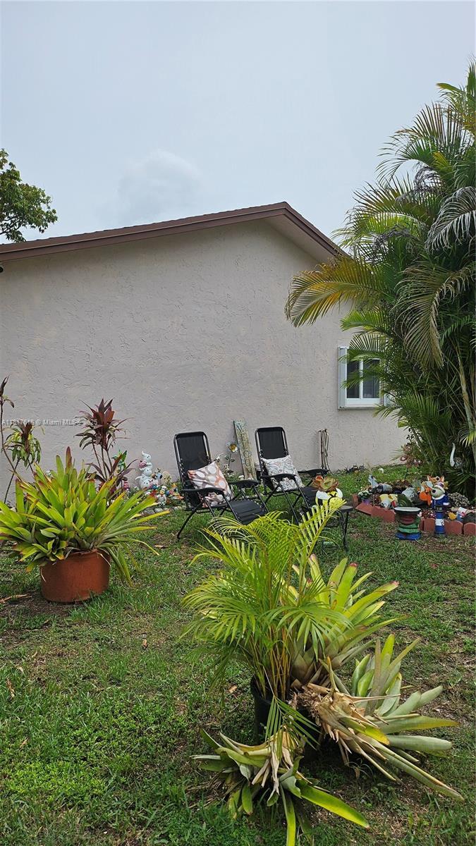 10471 SW 174th Ter, Miami, FL 33157 - view of side of property with stucco siding